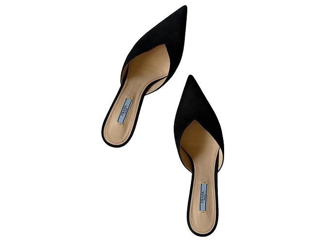 Prada pumps em camurça preta