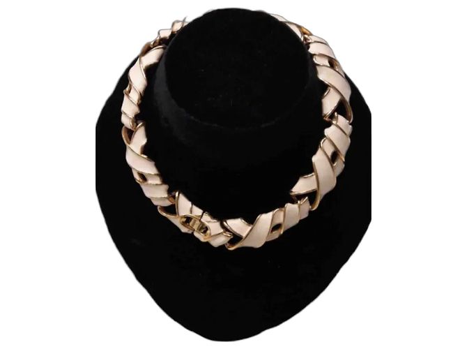 Conjunto de Colar e Pulseira Givenchy em metal dourado e esmalte branco