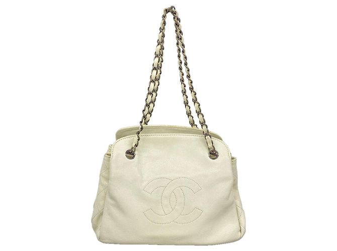 Bolsa de ombro Chanel em couro de bezerro granulado branco
