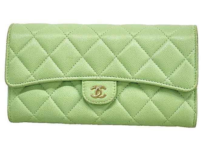Cartera larga de piel de becerro granulada verde de Chanel
