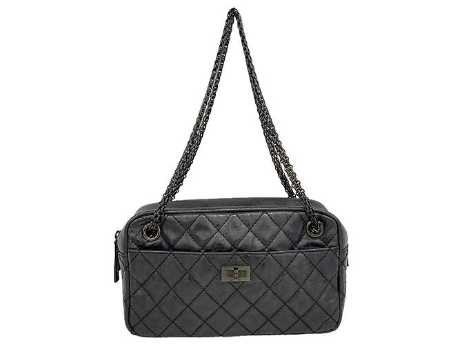 Bolsa de ombro Chanel em couro de bezerro preto