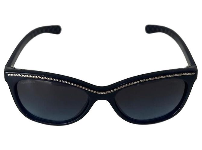Occhiali da sole Chanel in acetato blu con catena