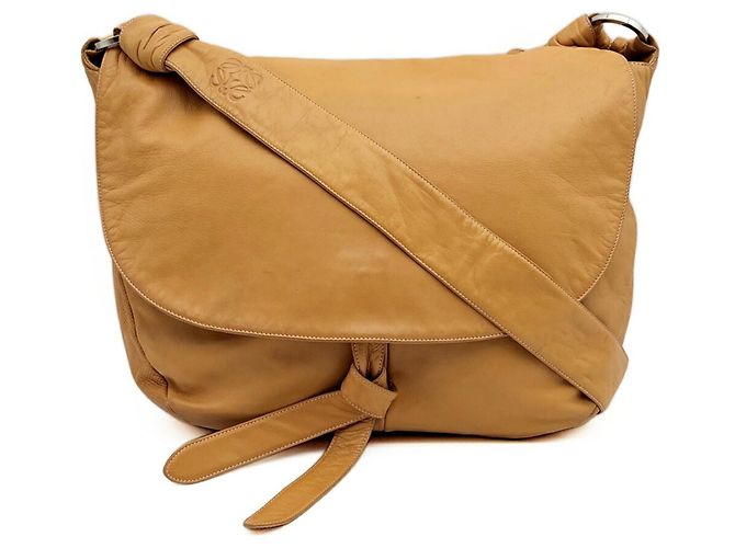 Sac à épaule en cuir perforé Anagram Loewe en Camel