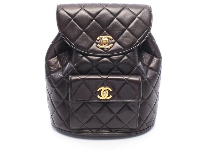 Mochila Chanel Matelassé com corrente e fecho de torção