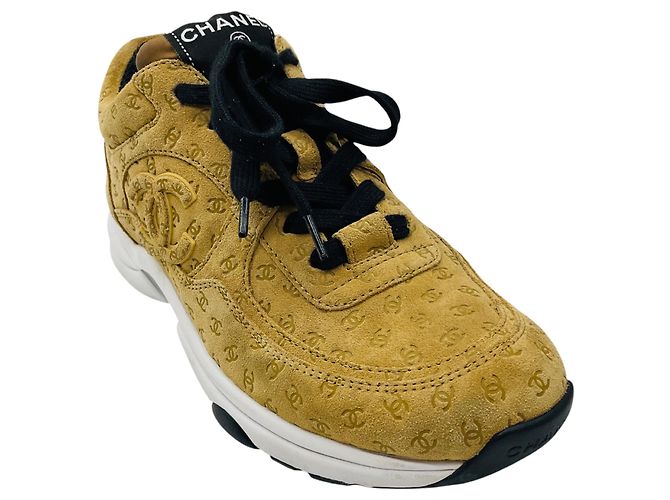 Baskets en daim Chanel Tan CC Logo Embossed Coco Mark