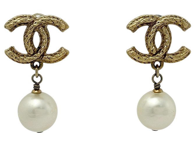 Chanel vergoldete Stecker-Ohrringe mit Kunstperle