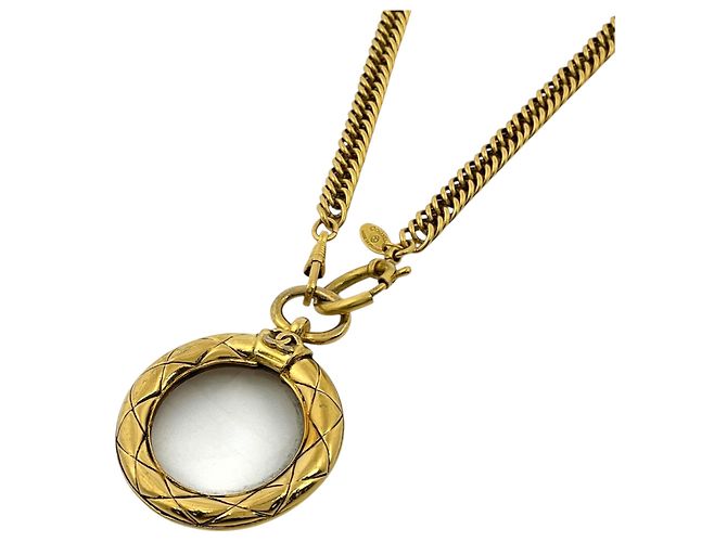 Colar Chanel banhado a ouro com lupa Coco Mark