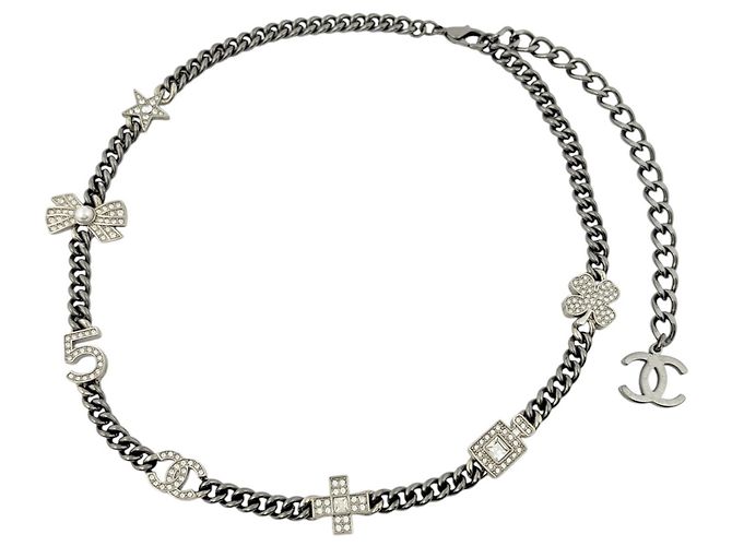 Colar Chanel de strass prateado