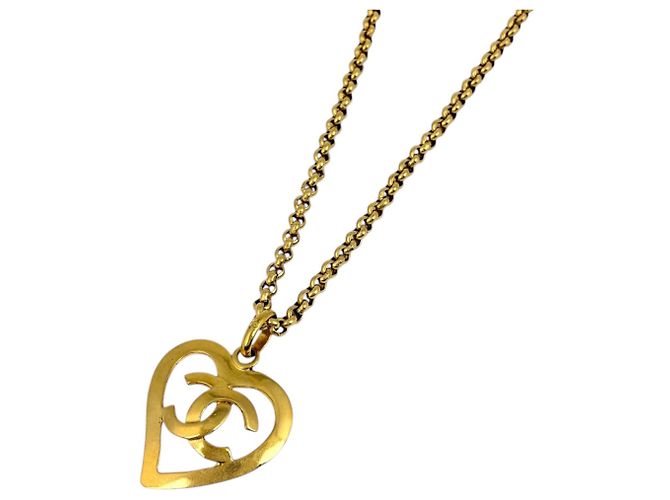 Colar Chanel banhado a ouro com coração Coco Mark