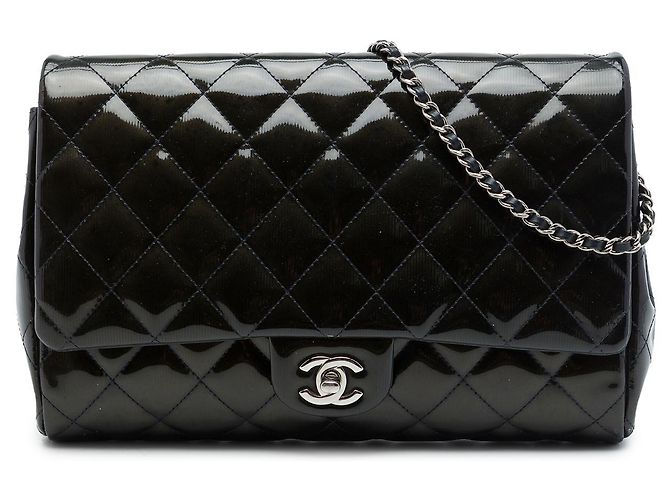 Clutch de aba Chanel Brown CC acolchoada em verniz estriado com corrente