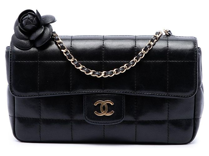 Chanel Mini CC Chocolate Bar em pele de cordeiro preta com camélia e aba