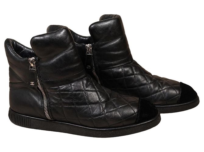 Chanel High-Top-Sneaker aus schwarzem Steppleder