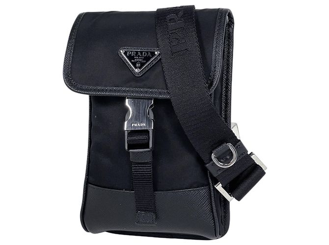 Bolsa de ombro Prada com placa de logo em preto