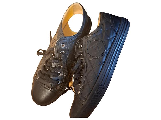 Chanel Sapatilhas em pele acolchoada preta