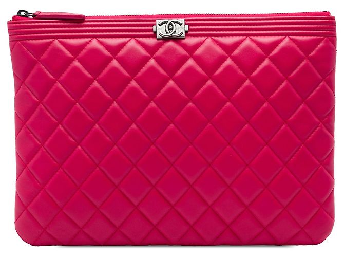 Clutch Chanel Boy O Case Medium de piel de cordero acolchada roja