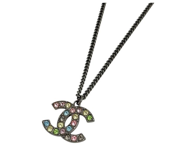 Colar Chanel Prateado com marca Coco