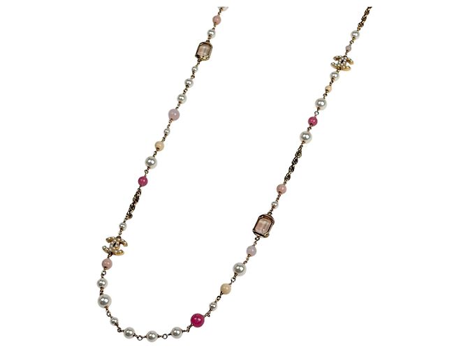 Colar longo Chanel com marca Coco