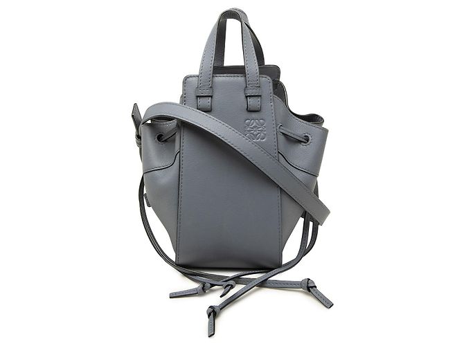 Bolsa LOEWE Hammock Mini em pele de vitelo granulada cinza com cordão