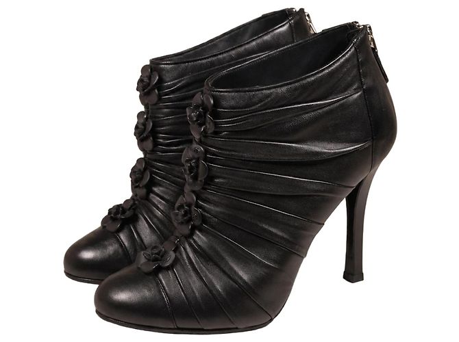 Botines Chanel Camelia de cuero negro