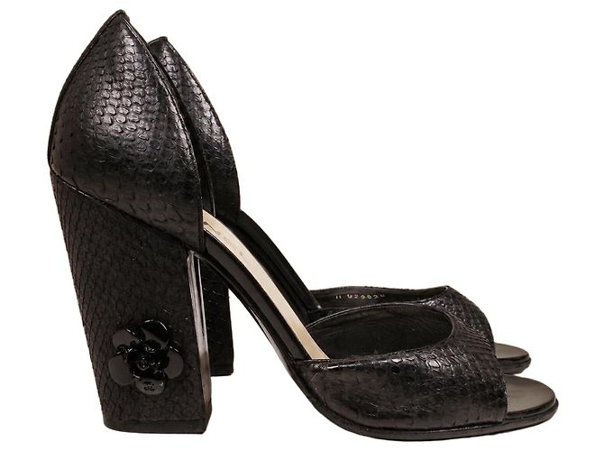 Saltos Chanel em couro de píton preto com camélia