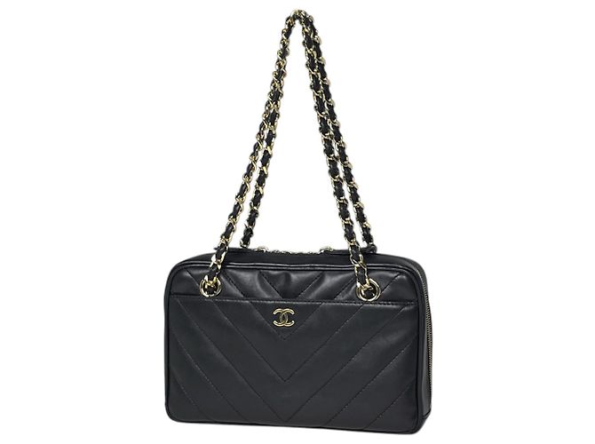 Bolsa de ombro Chanel em couro preto