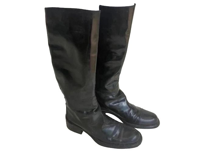 Prada Botas Planas em Couro Preto