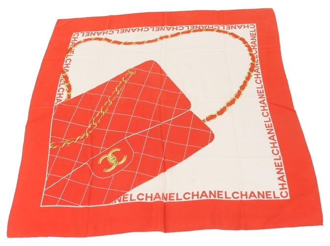 Chanel Schal mit Matelassé-Muster