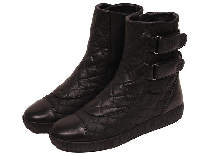 Chanel Botas High-Top em Couro Acolchoado Preto com Dupla Fivela