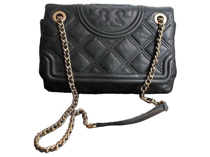 Tory Burch Bolsa de ombro acolchoada em couro preto