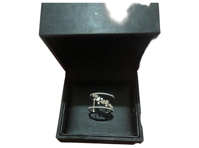 Anel Djula em ouro branco e diamantes