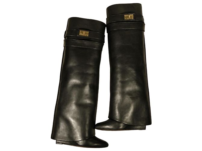 Botas Givenchy Shark Lock em couro preto