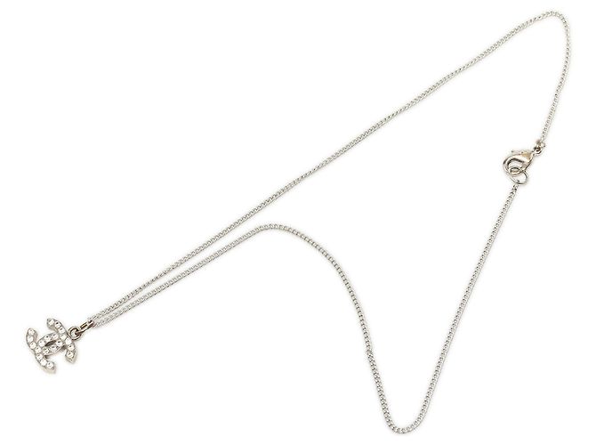 Colar com pingente Chanel Silver CC em latão e strass