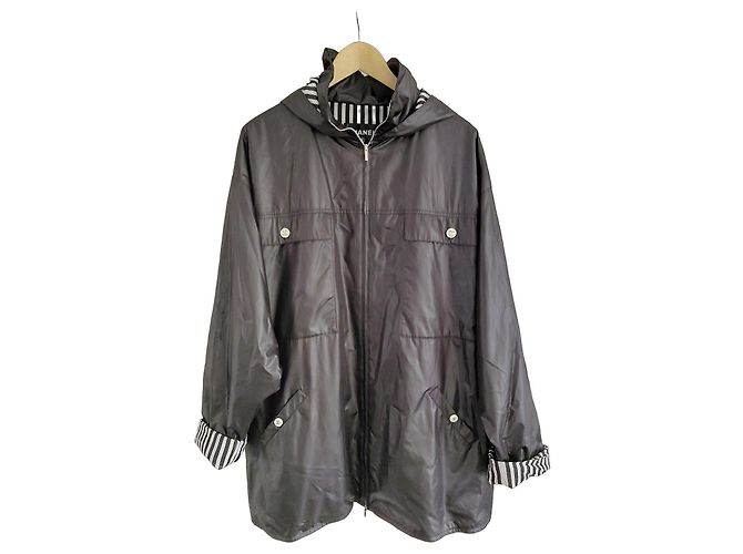 Giacca impermeabile Chanel a righe bianco e nero