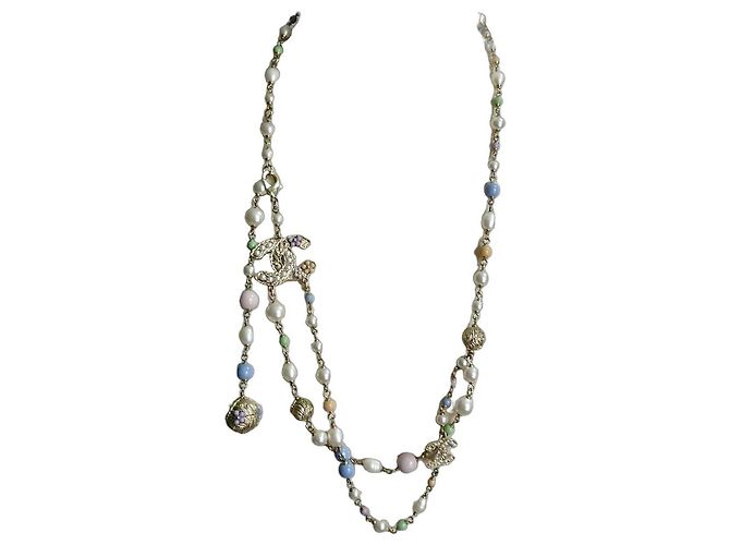 Chanel Collana Lunga CC Metallo Dorato e Perle