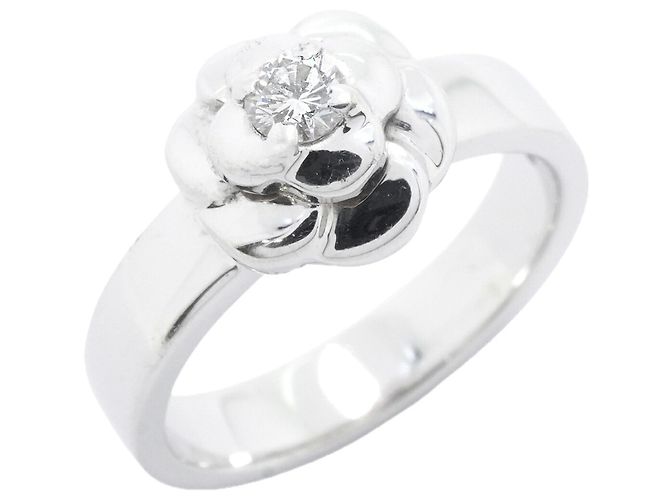 Bague Chanel Camélia en or blanc 18K