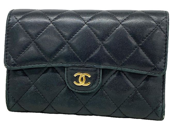 Cartera tri-fold Chanel de piel de cordero negra