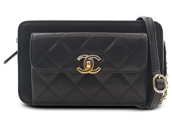 Clutch Chanel em pele de cordeiro acolchoada preta com bolso frontal e corrente