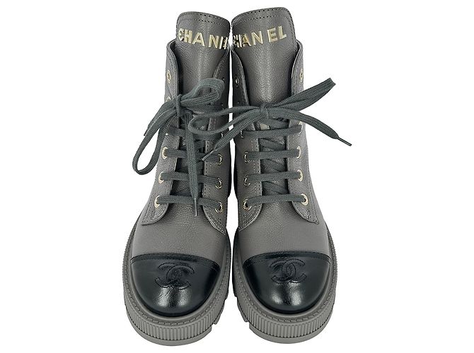 Stivaletti combat stringati Chanel CC in pelle grigia
