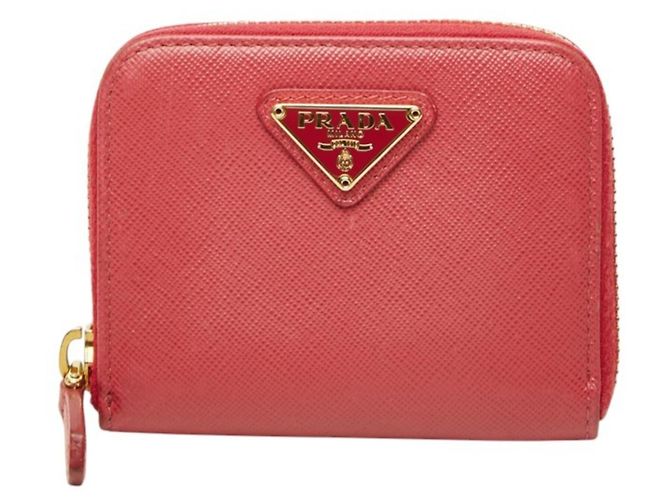Monedero redondo con cremallera Prada Saffiano Triangle Plate