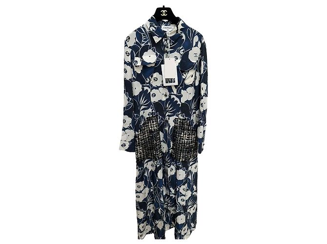 Vestido Chanel de seda com estampa de camélia e pérolas