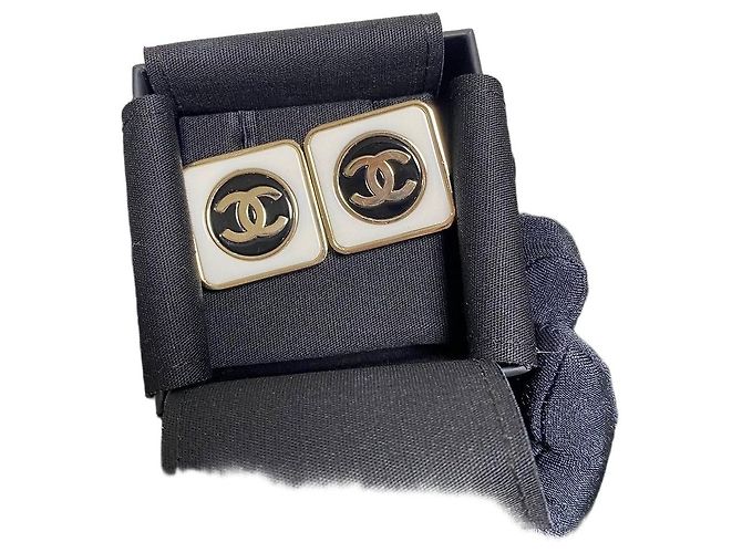 Orecchini Chanel in metallo