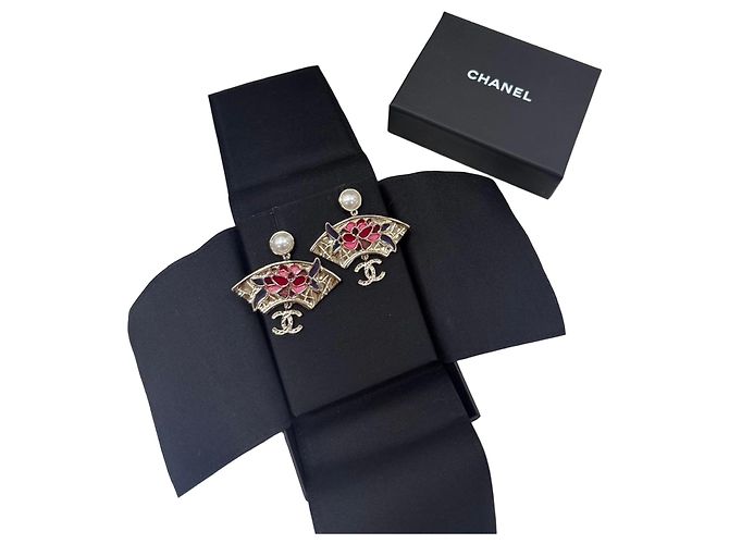 Brincos Chanel Métiers d'art Camélia de Pérolas e Leque de Vidro