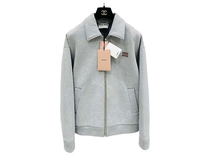 Veste Miu Miu en laine grise avec logo brodé