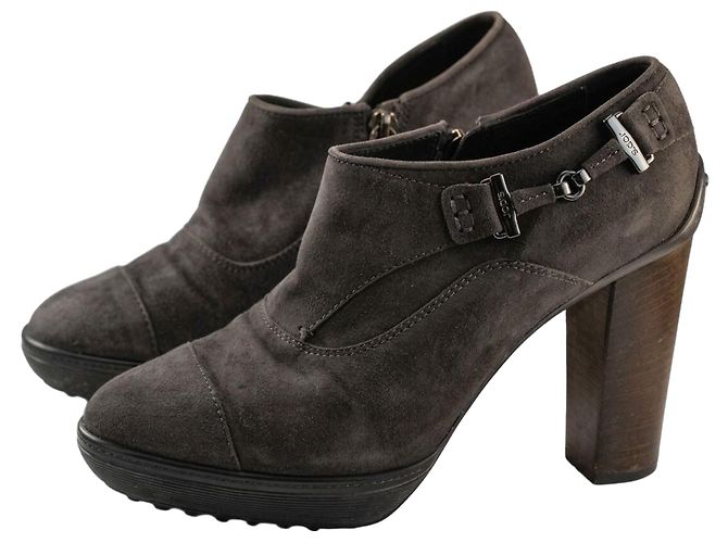 Tod's Graue Wildleder-Stiefeletten mit Absatz