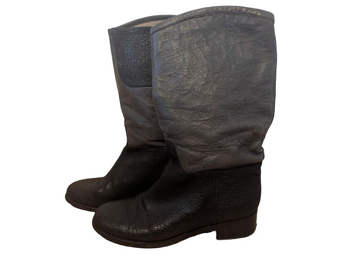 Botas Chanel em couro preto e cinza
