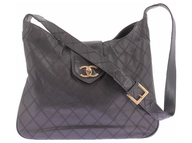 Chanel Sac médium en cuir noir avec logo doré