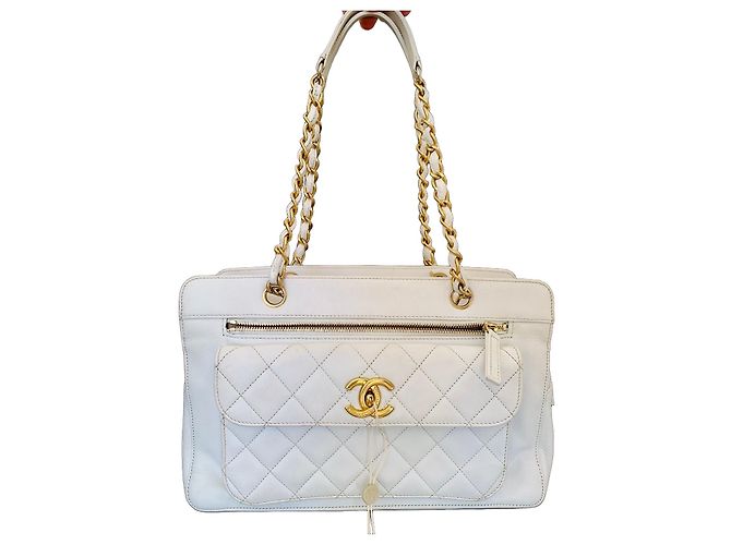 Sac à main Chanel en cuir blanc matelassé