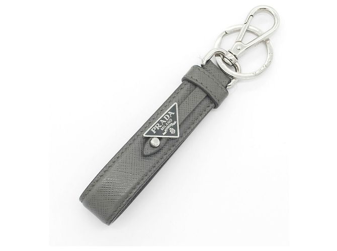 Porte-clés Prada en cuir gris