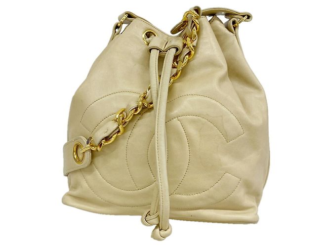 Bolsa de ombro Chanel em couro bege