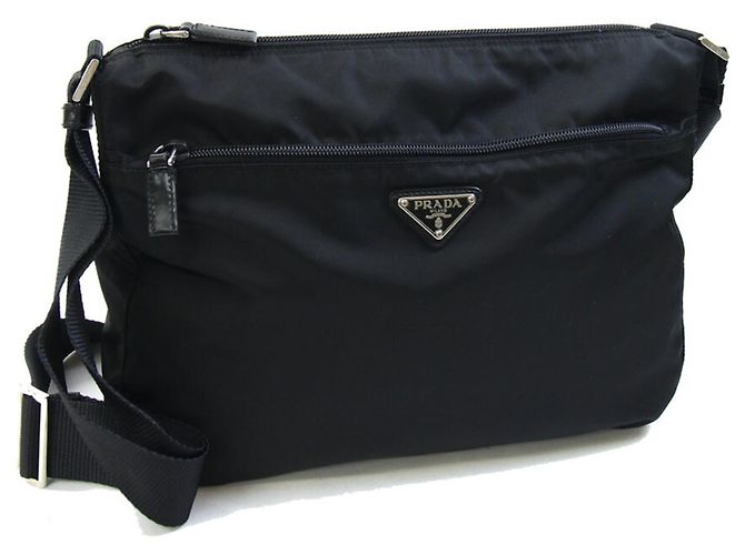 Borsa a tracolla Prada in nylon e pelle nera